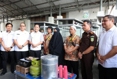 Ratu Dewa Serahkan Gerobak Bakso Untuk Eks Napiter 