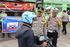 Polres Ogan Ilir Bagikan Helm SNI kepada Pengendara