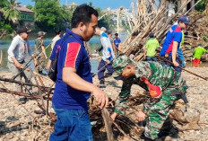 TNI Kodim OKU Bersihkan Sampah di Sungai Ogan Cegah Banjir