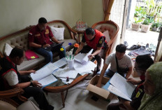Geledah Rumah Tersangka