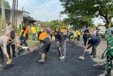 Beri Kenyamanan Bagi Pemudik, Polres OKU Tambal Jalan Berlubang di Jalinsum