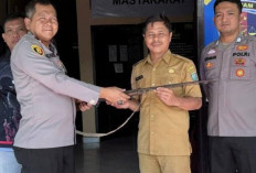 Warga Sinar Peninjauan Serahkan Senpira Laras Panjang ke Polisi