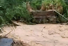 Banjir Putuskan Jembatan Gantung di OKU Selatan