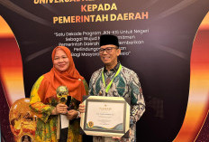 H Teddy Meilwansyah Terima Penghargaan UHC Award Dari Wapres RI