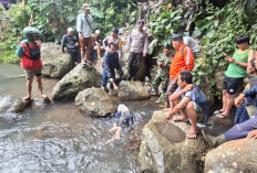 Jasad Seorang IRT Ditemukan Tersangkut di Bebatuan 
