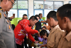 Siswa SDN Sunggutan Air Besar OKI Sambuta Gembira Uji Coba Makan Siang Gratis