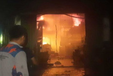 Diduga Konsleting Listrik Ruko Empat Pintu di Jalinsum Kemalaraja OKU Ludes Terbakar