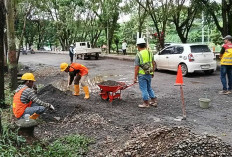 Keluhkan Jalinsum Dalam Kota Rusak Berlubang