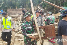 Personel Polres OKU Bantu Warga Bersihkan Material Sisa Banjir