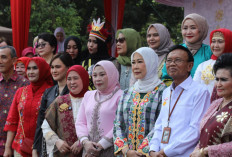 Ribuan Perempuan Pecahkan Rekor MURI Parade Songket di Palembang