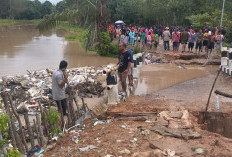 Jembatan Rusak Parah Akibat Diterjang Luapan Sungai Kelekar, Kades Pangkul: Maunya Kami Dibangun Baru