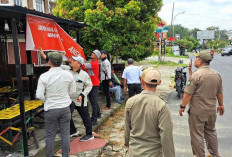 Semrawut, Bapenda dan Sat Pol PP Turun Tangan Tertibkan Baliho Tak Berizin di Jalan Jendsu