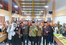 Teddy Beri Bantuan Kepada Puluhan Mahasiswa Program Pasca Sarjana Unbara
