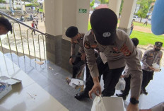 Aksi Humanis, Usai Amankan Unjuk Rasa, Ratusan Personel Polres Prabumulih Punguti Sampah di Gedung DPRD