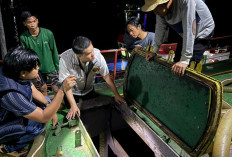 Operasi Gabungan Polda Sumsel Hentikan 2 Kapal Pengangkut Solar Ilegal di Banyuasin 