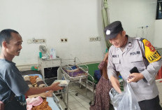 Polres Muara Enim Berbagi Takjil untuk Keluarga Pasien