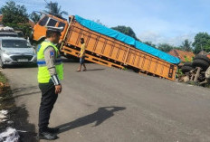 Tidak Kuat Nanjak : Fuso Batubara Timbulkan Kemacetan Panjang di Jalinsum !