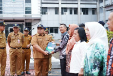 Apel Perdana Awal Tahun : Sekda Serahkan SK Pensiun Pegawai !