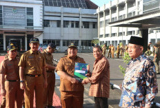 Sekda Muara Enim Serahkan 26 SK ASN Pensiun