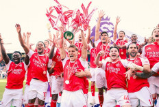 Arsenal Angkat Trofi, City Gagal Happy Ending, MU Finis di Peringkat Tiga