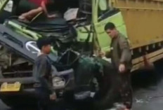 Dilempar Batu oleh Pungli, Sopir Truk Luka Parah dan Tabrak Tronton Merah