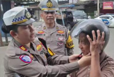 Demi Keselamatan Berkendara, Satlantas Muara Enim Bagi Helm SNI