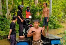 Warga Desa Tanjung Kemala Beraktivitas Pakai  Tongkang