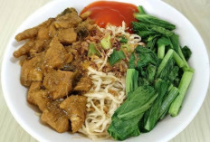 Mie Ayam Ceker Kuliner Kaki Lima yang Bikin Ketagihan