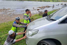 Mobil Wisatawan di OKU Nyaris Terjun ke Sungai