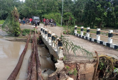 Diterjang Air Sungai Kelekar : Jembatan Penghubung Desa Pangkul dan Kelurahan Karang Nyaris Putus !