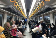 Dukung Ibadah Ramadhan : PT KAI Perbolehkan Penumpang LRT Sumsel Berbuka Puasa di Gerbong