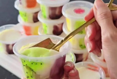 Puding Pelangi Cup Susu Creamy, Dessert Ekonomis dengan Topping Selai Warna-warni
