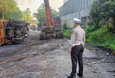 Jalan Rusak Parah, Truk Batu Bara Terguling