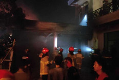 Diduga Korsleting Tiang Listrik, Kebakaran Hanguskan Garasi Klinik dan Lima Kendaraan di Palembang