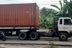 Truk Tronton Masih Parkir Sembarangan : Jalan Menyempit, Pengguna Jalan Mengeluh !