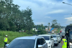 Tak Kenal Lelah, Personel Polres Muba Siaga Atur Kemacetan Panjang di Jalintim