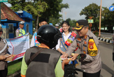 Momen Valentine Bertepatan dengan Operasi Keselamatan Musi 2025 : Kapolres Muba Bagikan Cokelat ‘Kasih Sayang’