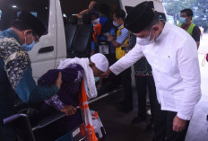 Sekda Sumsel Edward Candra Sambut Hangat Kepulangan Jemaah Haji Kloter Pertama OKU Timur