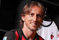 Modric Resmi Berseragam Rossoneri