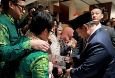 Momen Haru Diaspora Dapat Tanda Tangan Prabowo