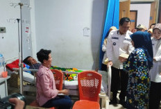 Bupati Bagikan Takjil dan Sembako Ke Keluarga Pasien dan Karyawan RSUD Muara Enim