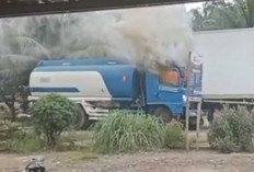 Mobil Tangki Diduga Bermuatan Minyak Tabrakan dengan Truk Fuso di Bayung Lencir, Terbakar Hebat