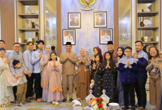 Silaturahmi Lebaran Cik Ujang Penuh Keakraban