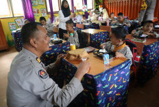 Polres Muara Enim Berikan Makanan Sehat Bergizi Untuk Siswa SDN 4 