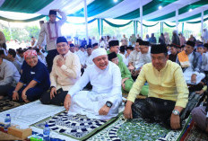 Herman Deru dan Cik Ujang Salat Iduladha Bersama Masyarakat di Griya Agung Palembang