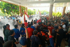 Ricuh, Mahasiswa Kepung DPRD Lubuklinggau dan Bakar Ban Bekas