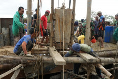 Kebersamaan Satgas–Masyarakat, Pengecoran Tiang Pancang Jembatan Gantung Desa Kuala Dua Belas Dimulai