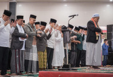 Bareng Keluarga dan Warga Muba, Pj Bupati Apriyadi Salat Id di Rumdin