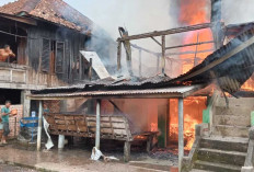 Diduga Konsleting Listrik :  1 Rumah Warga Desa Dalam Ludes Terbakar !