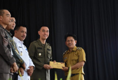 Serahkan SK : Bupati OKI Sebut Penerapan Digitalisasi Dana Desa Cegah Penyelewengan Anggaran